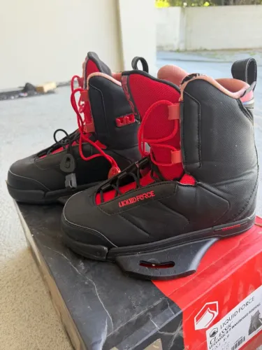 Bota de wakeboard liquid force