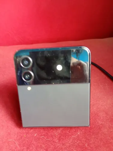Celular Samsung Flip 4, tela quebrada 
