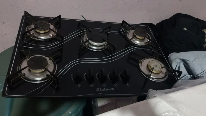 Vende-se um fogão está com botão ruim mas dá para usar e dá para arrumar também eu não