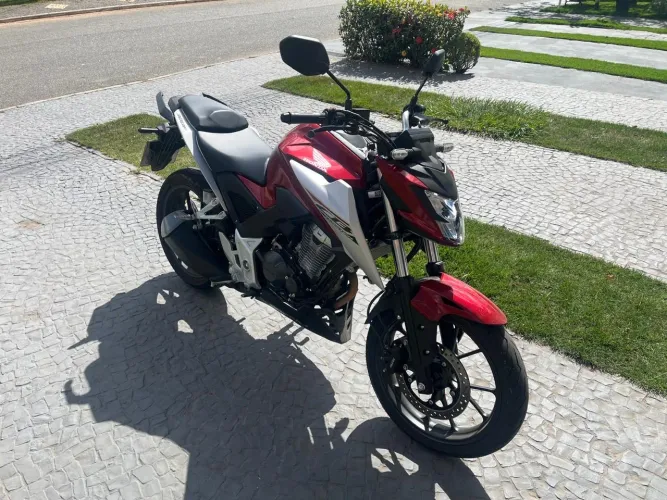 CB300F - Twister semi nova 26/26, ac troca por PCX ou NMAX 25/26