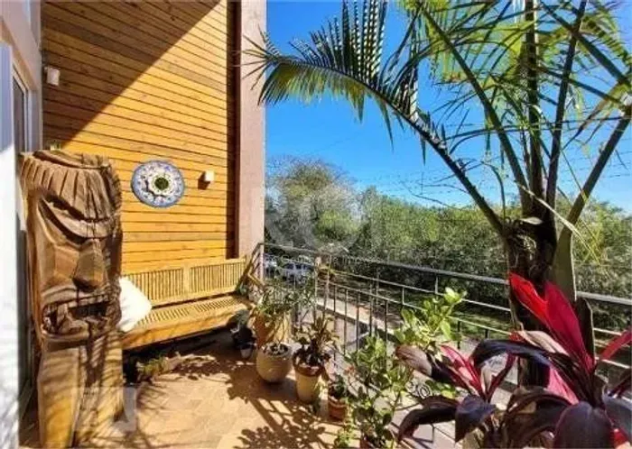 EXCELENTE CASA COM 3 DORMITÓRIOS, 1 SUÍTE E VAGA DE GARAGEM PARA 3 CARROS.