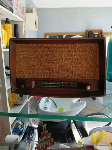 Rádio antigo valvulado. Funcionando. Retirada em mãos.