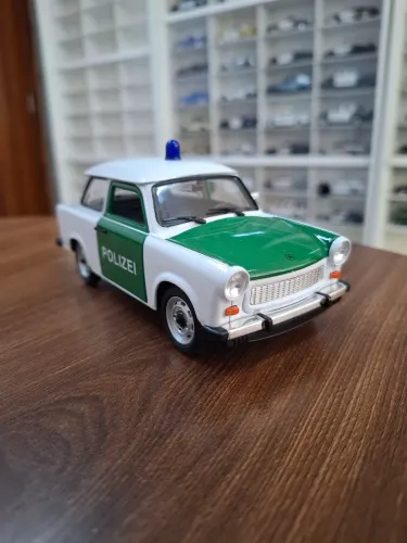 Miniatura Police Welly 1/24 Trabant 601 Polizei Alemã