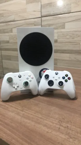 Xbox Series S 512GB + 2 Controles (Original e GameSir)
