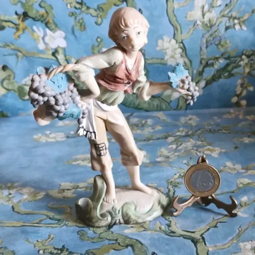 Estatueta, 15 cm de resina italiana vintage (anos 70 e 80)."O colhedor de uvas".