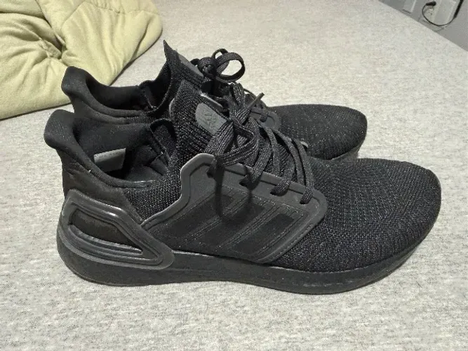 Tênis ultra boost 2020 all black usado 