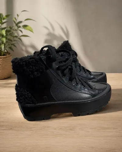 Bota Melissa Original Preta com Forro Peluciado - Estilo e Conforto