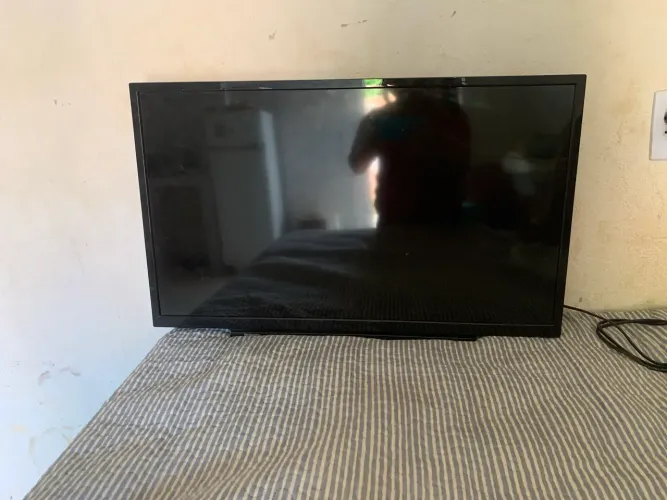 Vende-se essa TV 32 polegadas Vem com antena da skay, com poucas marcas de uso
