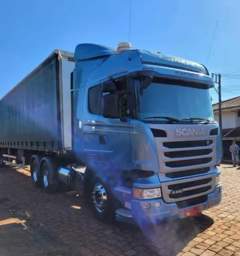 Scania R440 2014 6x2 Baú sider Guerra