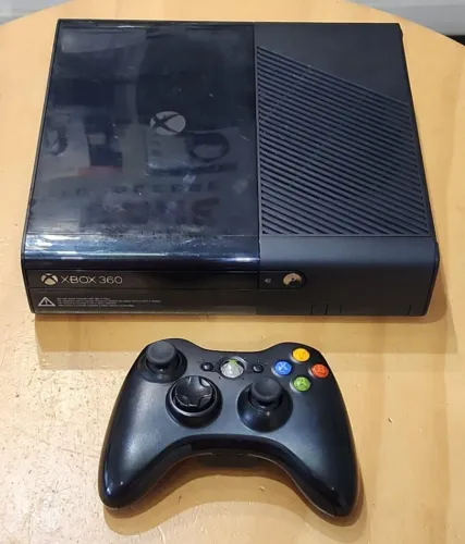 Xbox 360 com 1 Controle + 15 Jogos na memoria