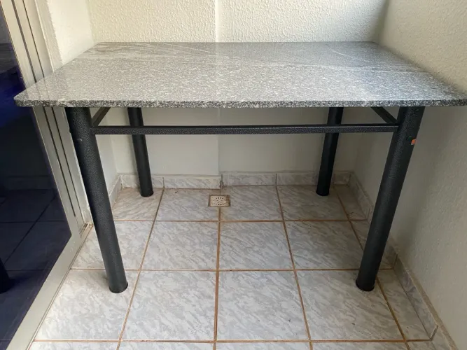 Mesa 4 cadeiras com pedra em granito.