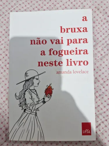 Livro: A Bruxa não vai para fogueira nesse livro. Em estado de novo.