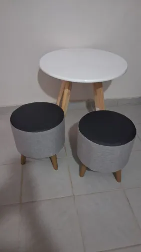 Mesinha unfantil com 2 pufs