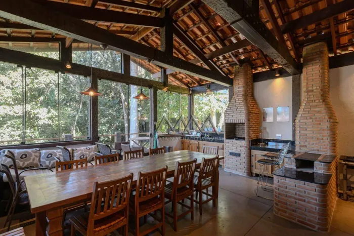 Casa à Venda no Condomínio Ville De Montagne | 2 Suítes - 250 m²