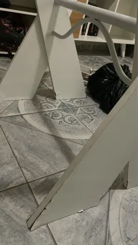 Vende esta mesa de Mdf com tampo de vidro 