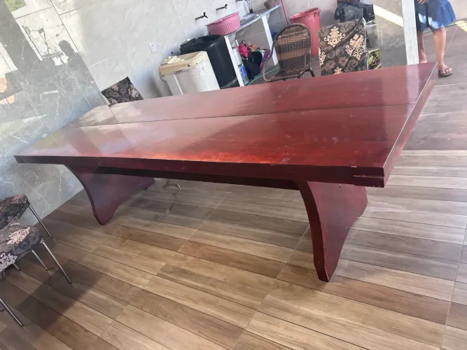 Mesa de madeira, armário pequeno e filtro