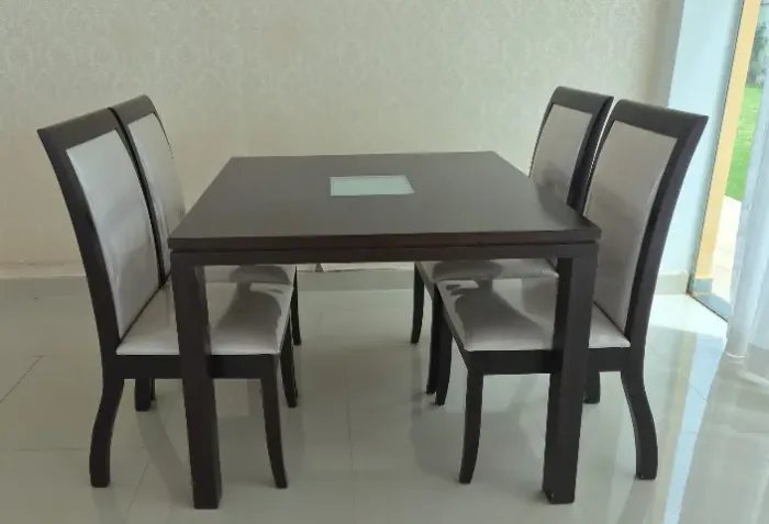 mesa de jantar com 4 cadeiras envelopadas