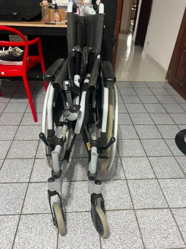 Cadeira De Rodas Alumínio Premium Dobrável 130kg Assento 46cm