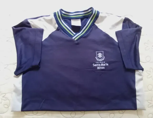 Vendo uniforme, usado, uma Camisa uso diário, tam. PP adulto, do colégio Santa Maria Minas