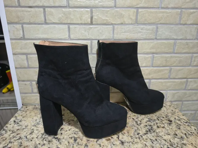 Bota da Zara, Preta em Camurça, n38, salto 12, Semi Nova.
