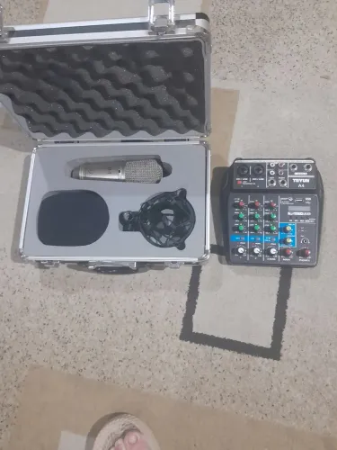 Microfone Behringer e mesa de som