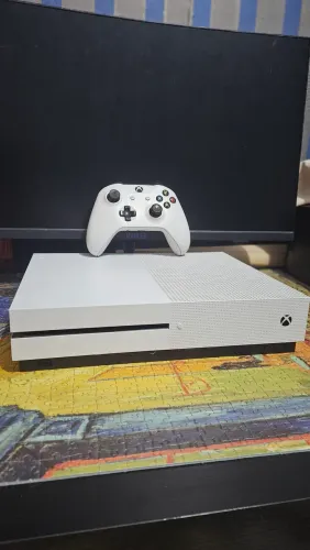 VENDO XBOX ONE S 500 G, COM HD ZERADO, ACOMPANHA UM CONTROLE