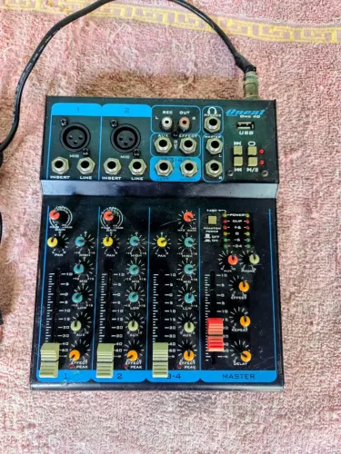 Vendo mesa de som Oneal 4 canais semi nova. R$ 350,00.