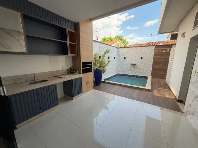 Sobrado com 4 Suítes Plenas, Piscina e Churrasqueira na 704 Sul