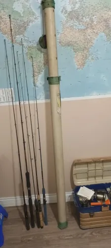 Caixa de pesca completa com varas e carretilha e molinete