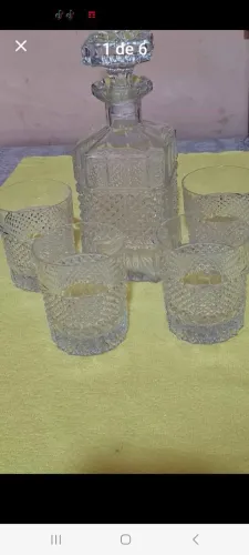 Garrafa para whisky de cristal  com 4 copos.