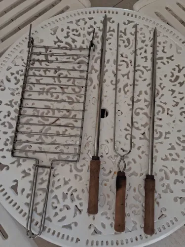 Parrilha e espetos. R$80,00.