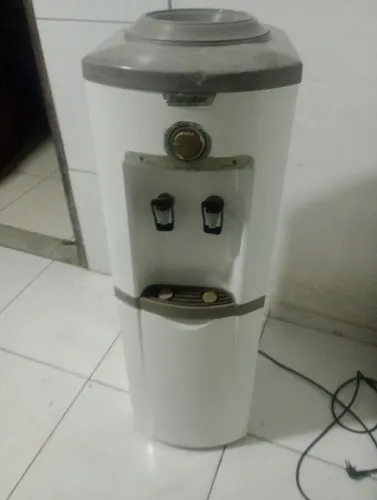 Vende-se um gelagua Esmaltec.