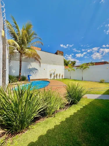 Casa SOZINHA NO LOTE COM PISCINA E AMPLO ESPAÇO NO JARDIM ITAIPU EM GOIÂNIA. ACEITA FINANC