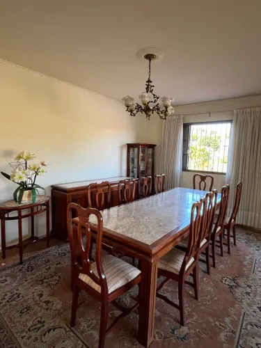 Conjunto mesa, cadeiras e aparador
