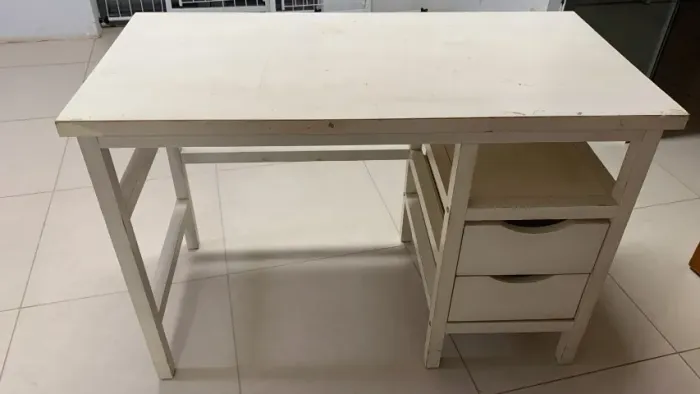 Mesa de Estudo / Escritório Branca em Madeira com 3 Gavetas