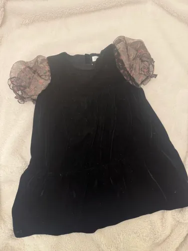 Explodiu o fofurômetro! Vestido em veludo da Zara (3-4 anos). Manguinha floral.