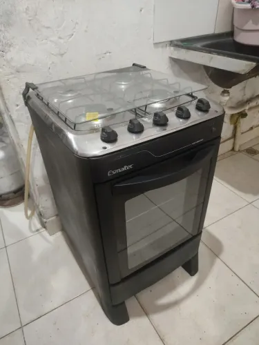 Um fogão usado manual ele e preto