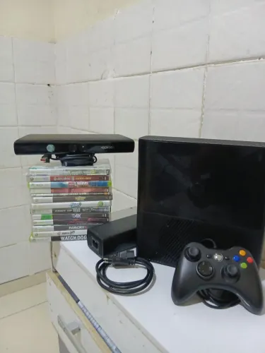 Xbox 360 em perfeitas condições com 15 jogos em cd com 2 originais e 25 no hd<br>Valor: 800<br>