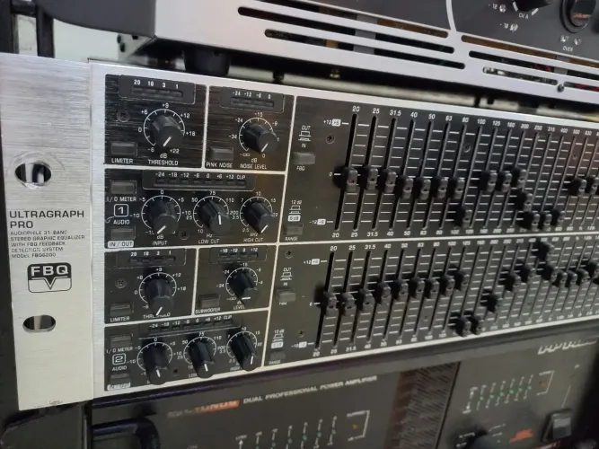 Equalizador behringer fbq6200