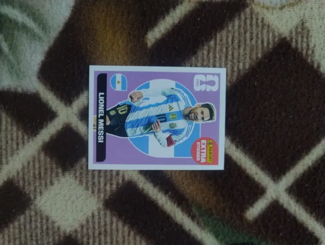 Figurinha extra sticker lilás Messi 2026