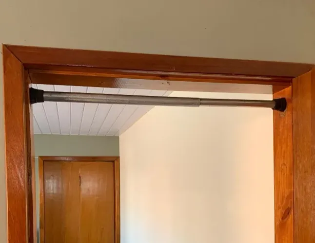Barra de Porta Ajustável para Musculação e Pull-up (Fitness)