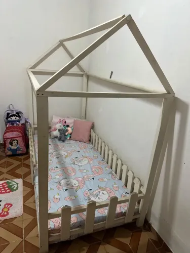 Vendo cama de casinha pouco tempo de uso coxão esta novo