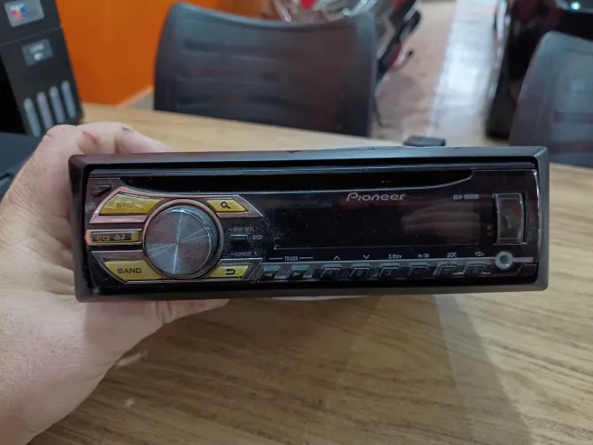 Rádio CD Player Pioneer DEH-1580UB com USB - R$ 160