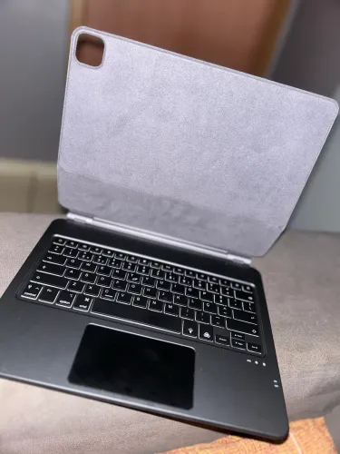 Magic Keyboard Apple Original para iPad de 13" / 12.9" (Layout PT-BR)