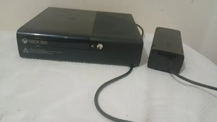 Vende-se Xbox 360  bloqueado completo, com 2 controles, um original e um paralelo e mine