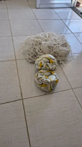 Rede e bolas para futebol 
