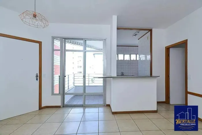 Oportunidade em BH: 2 Quartos, Varanda e Localização Estratégica