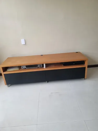Rack medindo 1,70x0,50x0,50. Dois espaçosos gavetões e 2 nichos.Madeira freijó e lacca .