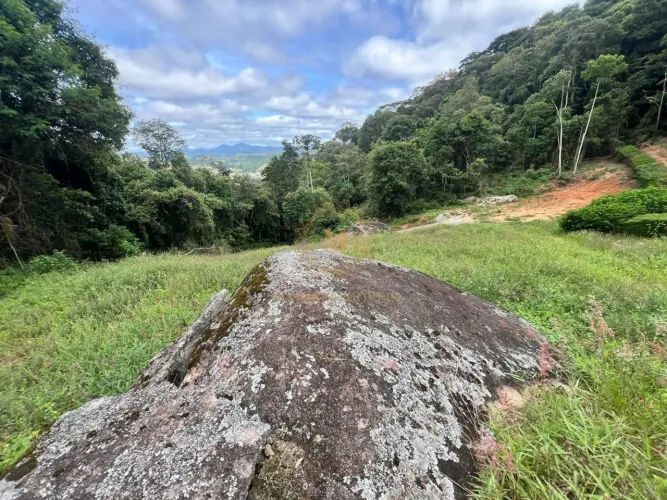 Terreno em Condomínio Fechado em Pedra Azul com Vista Permanente e Projeto Aprovado