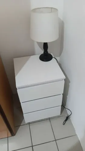 Mesa de cabeceira com abajur